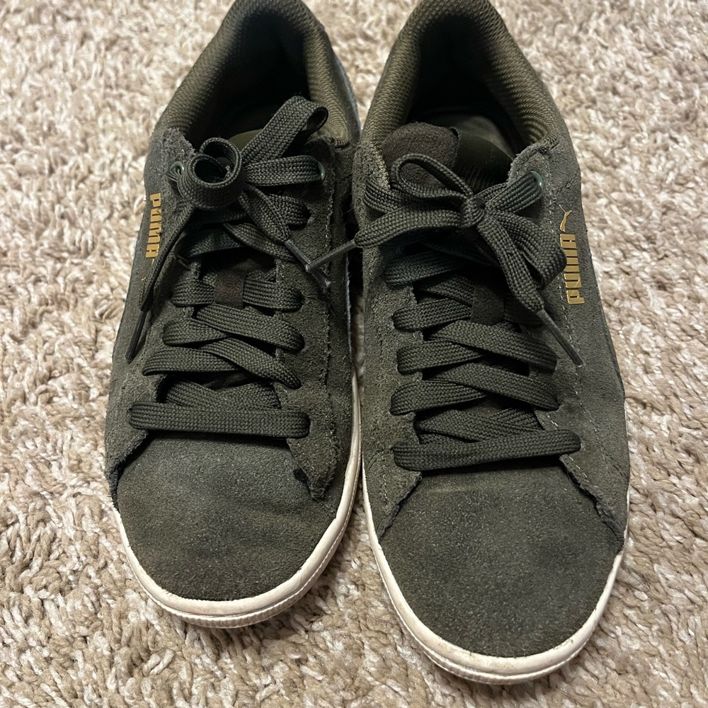 Women’s puma sneakers